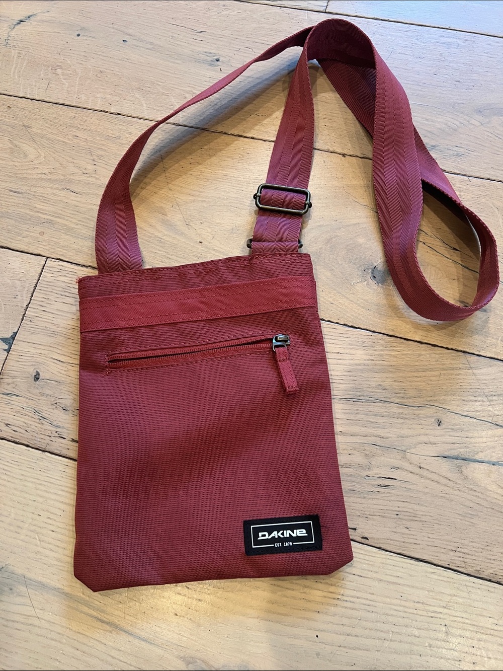 Dakine Small Messenger Bag in Burgundy Red
